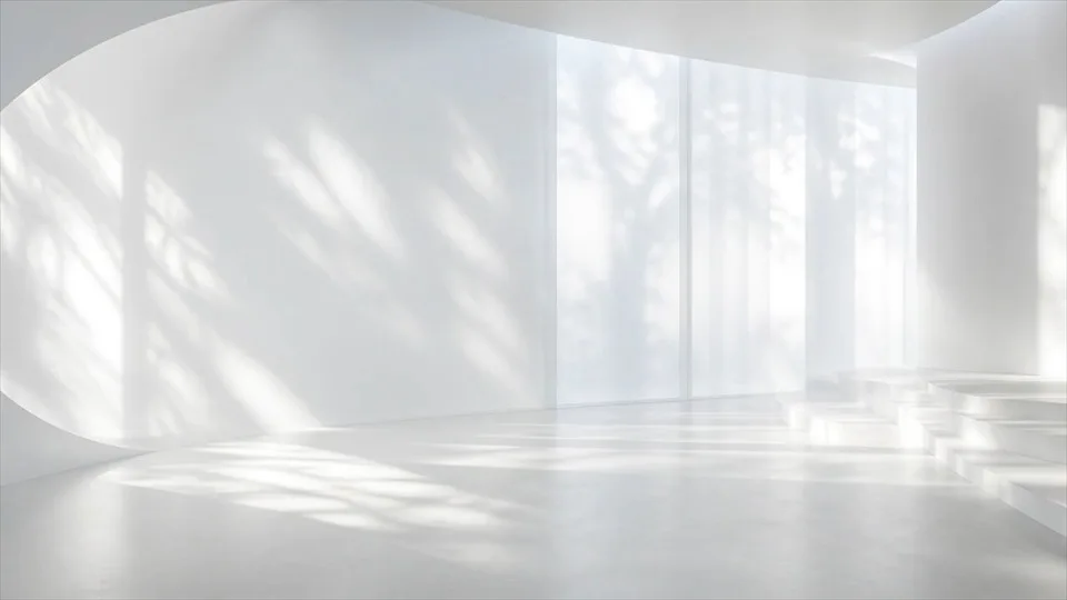La luz del día en movimiento llena un interior claro y minimalista.