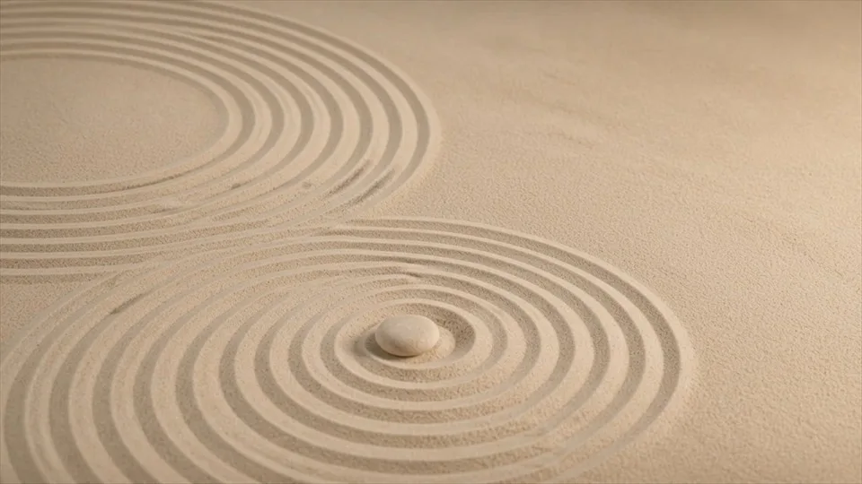 Patrones concéntricos se mueven lentamente sobre arena fina.