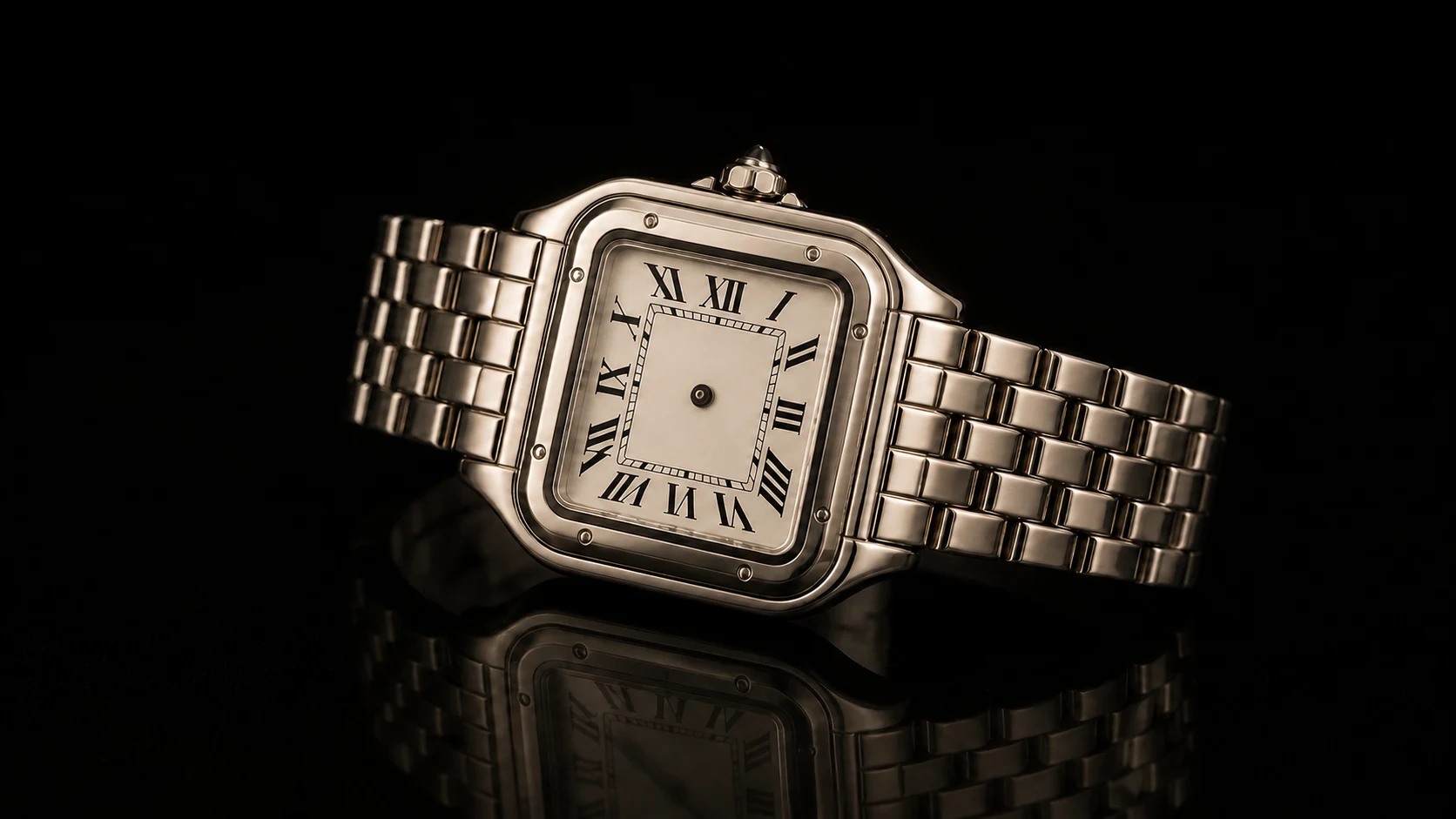 Clásico rectangular cálido — Un elegante reloj rectangular plateado bajo una luz cálida muestra la hora local actual del ordenador.