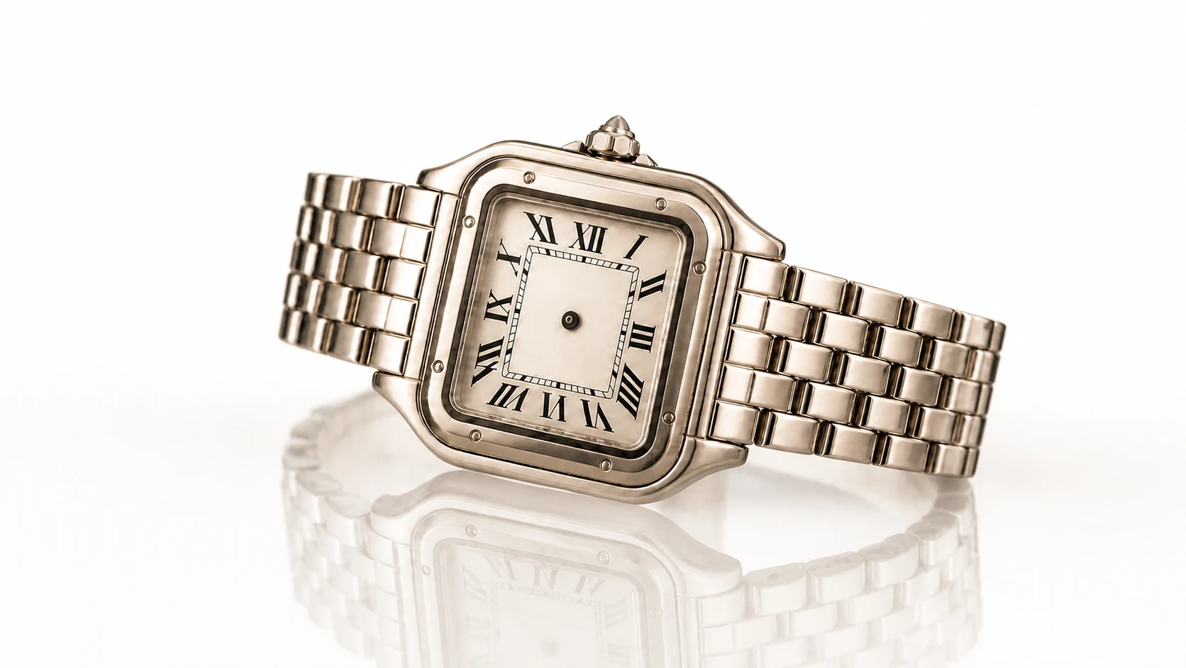 Clásico rectangular sobre cristal blanco — Un elegante reloj rectangular plateado sobre cristal blanco reflectante muestra la hora local actual del ordenador.