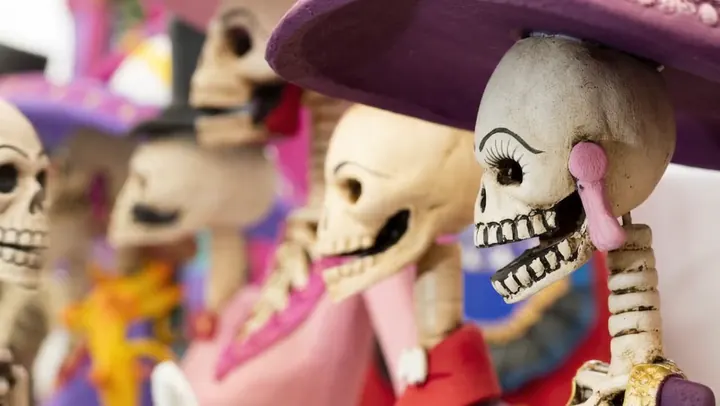 Marionetas de esqueletos — Una animación de Halloween silenciosa para cajas y el escritorio.