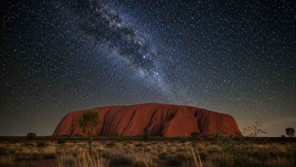 Uluru se alza bajo la Vía Láctea en una silenciosa noche del desierto.