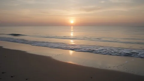 Costa dorada 1. Suaves olas del mar se mueven bajo la cálida luz del atardecer.