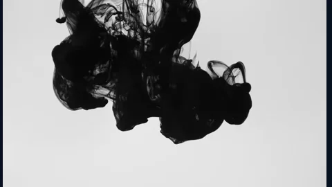 Tinta en el Agua. Tinta negra cae al agua - nubes hipnoticas, blanco y negro